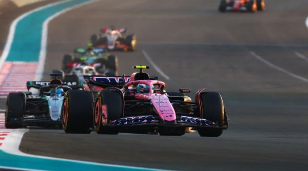 initiativa inedita in anglia 12 fete participa la un program unic pe un circuit pentru gasirea unei viitoare campioane de formula 1