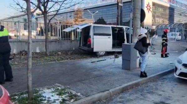 O femeie aflată pe trotuar a fost accidentată de o dubă, în Pipera. Maşina a lovit, apoi, un panou electric, care a luat foc