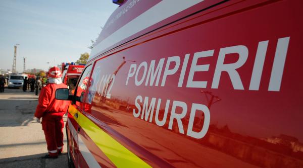 Opt persoane au fost transportate la spital, după un incendiu izbucnit la un bloc din Sectorul 2 al Bucureştiului
