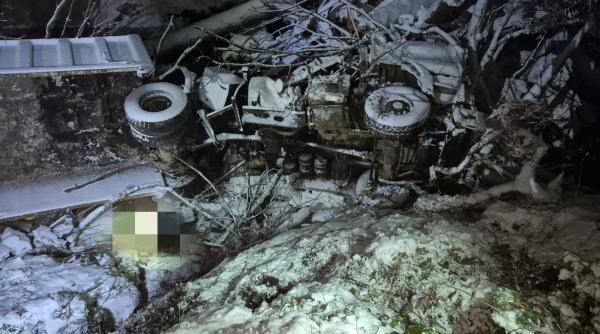 Tragedie înainte de Anul Nou. Doi oameni au murit după ce au căzut cu camionul într-o râpă, pe Valea Arpașu Mare