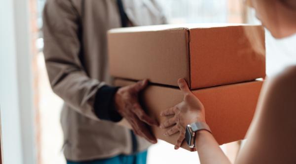 De mâine, 1 ianuarie 2026, intră în vigoare taxa de 25 de lei pentru coletele din afara UE