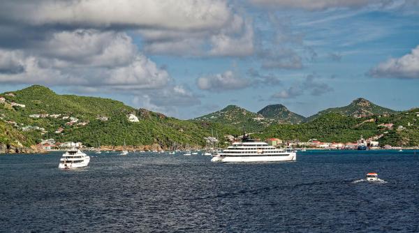 insula misterioasa din caraibe unde jeff bezos mark zuckerberg si alti magnati vin cu iahturile pentru a petrece revelionul