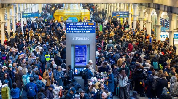 Mii de oameni blocați în gări după alerta Eurostar. Unii au stat toată noaptea în trenuri. Traficul s-a reluat, dar pot fi iar probleme
