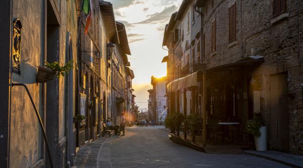 orasele din europa care ofera bani pentru a te muta acolo locuinte gratuite oferte de munca si sprijin in afaceri