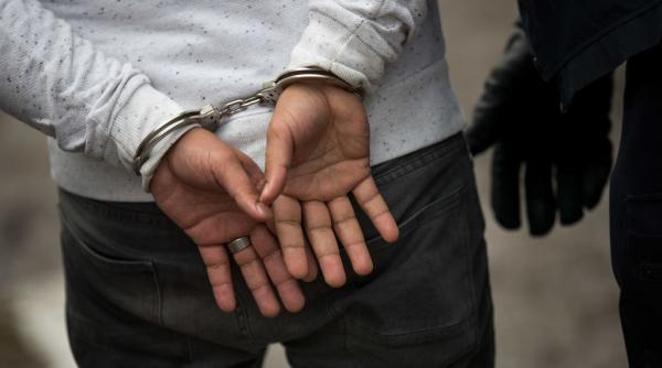 sapte persoane urmarite international aduse in tara printre ele o femeie din categoria most wanted si un barbat poreclit capcaunul