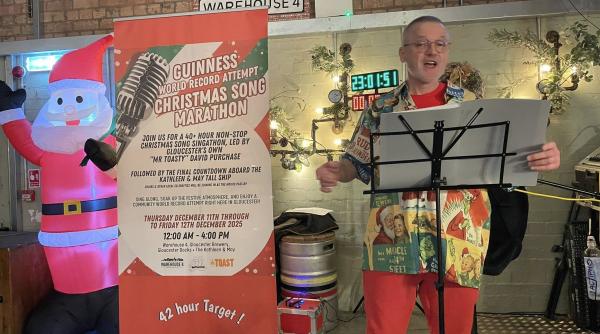 un barbat a cantat colinde timp de 42 de ore fara intrerupere pentru a intra in cartea recordurilor