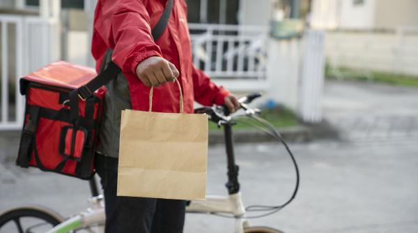 un individ s a dat livrator dar avea geanta plina cu petarde ma asteapta doi pe banca cum l au prins jandarmii in bucuresti