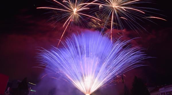 artificiile au explodat printre oamenii care petreceau in aer liber la timisoara spectatorii au fugit in toate directiile