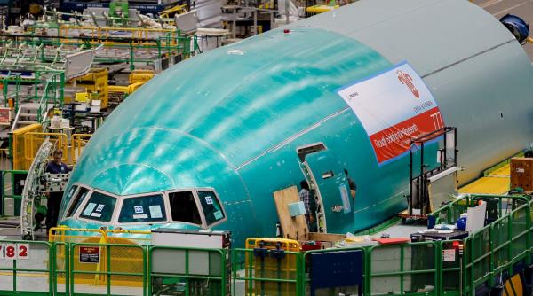 cea mai mare cladire din lume ca volum dispune de propriile sale conditii meteo si banci comerciale ce suprafata are si unde se afla