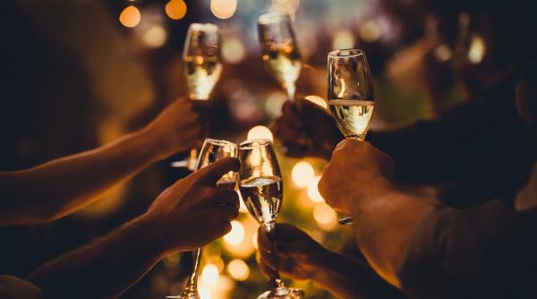 Cum au petrecut românii de Revelion 2026. Oamenii au întâmpinat Anul Nou cu petreceri în aer liber sau în cluburi