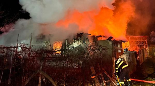 Incendiu cu patru victime la un priveghi, de Revelion, în orașul Bicaz. Casa a ars complet, cu sicriul celui decedat înăuntru