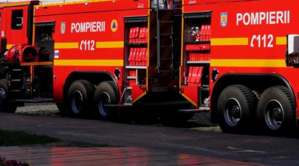 Incendiu într-un bloc din Alexandria. Unii locatari au fost scoși de pompieri cu autoscara, de la etajul 4