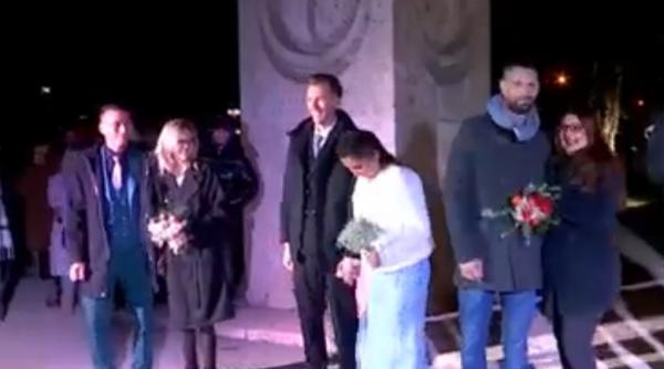 Patru cupluri s-au căsătorit la Poarta Sărutului din Târgu Jiu, în noaptea de Revelion. "Am vrut să facem pasul într-un loc special"