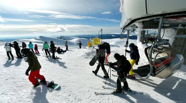 Aglomerație pe pârtii, la Sinaia. Gondola a pornit greu, au fost minus 25 de grade și instalația a înghețat. La Bălea e zăpadă de 80 cm