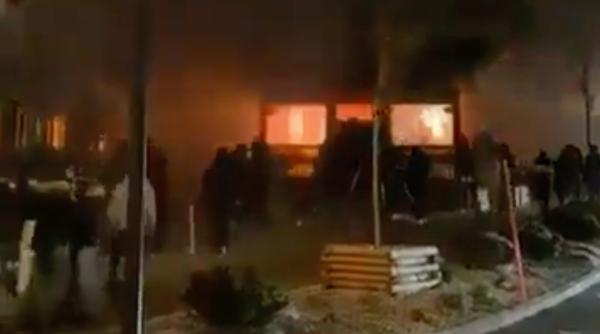 primele imagini cu incendiul de revelion in statiunea de schi crans montana martorii spun ca tavanul a luat foc de la artificii