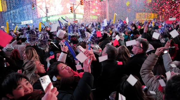 Scutece pentru adulți și așteptări de 19 ore. Cum e cu adevărat să sărbătorești Revelionul în Times Square