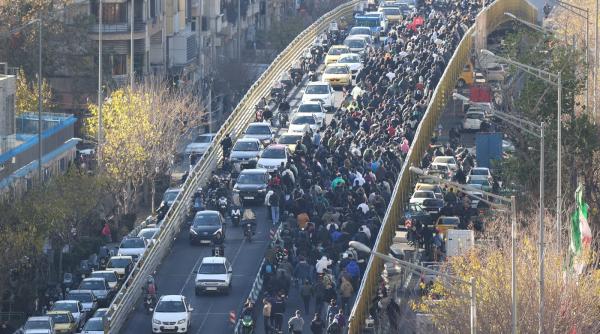 „Vrem ca mullahii să plece!” O criză economică devastatoare alimentează în Iran cele mai mari proteste din 2022