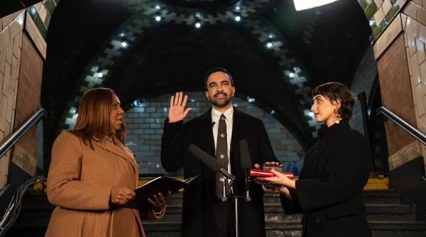 zohran mamdani a depus juramantul ca primar al new york ului intr o statie de metrou istorica cu design spaniol si inchisa publicului