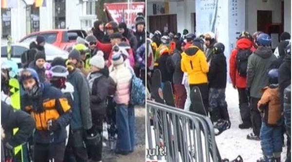 Aglomerație și cozi uriașe în Poiana Brașov. Sute de turiști stau la coadă la telegondolă