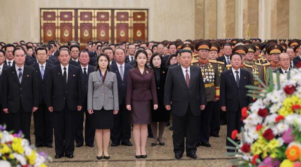 Kim Jong Un și-a dus fiica la mausoleul "liderilor eterni" și transmite astfel un semnal important
