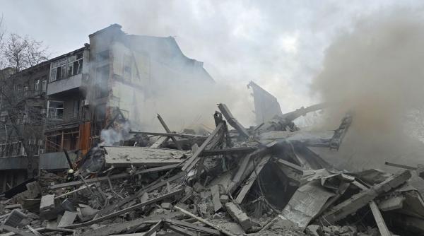 rusii au spulberat cu rachete un bloc de locuinte in harkov in plina zi un copil a fost ucis zeci de persoane sunt ranite