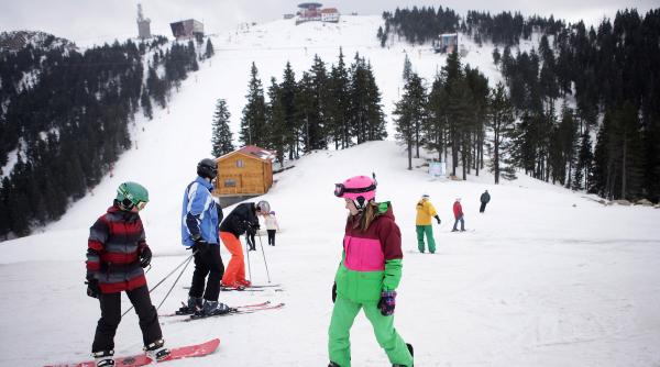S-a deschis oficial sezonul de schi de la Poiana Brașov. Cu cât au crescut tarifele pentru cartelele skipass  