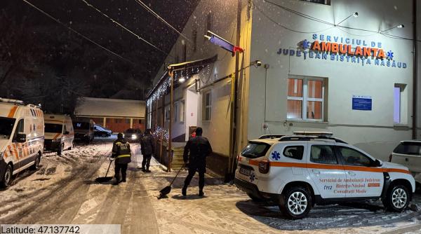 A nins abundent în Bistriţa. Voluntarii au curăţat zăpada de la Spitalul Judeţean şi Ambulanţă. Pacient transportat cu șenilata 