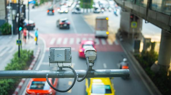 O cameră video de trafic, cu inteligență artificială, a dat 1.000 de amenzi în patru zile. În ce oraș a fost montată