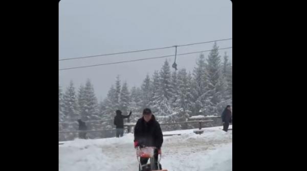 Imagini cu Radu Miruţă când foloseşte freza de zăpadă, la Rânca: "Cine nu face pârtie e rost de bârfă între vecini"