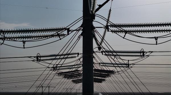Mii de oameni din 36 de localități din Alba nu au curent electric de 24 de ore din cauza ninsorilor