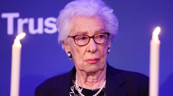 „Ororile pe care le-a îndurat sunt imposibil de imaginat”. Eva Schloss, sora vitregă a Annei Frank, a murit la vârsta de 96 de ani