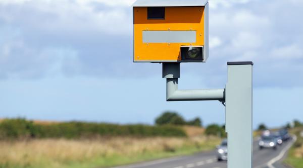Un radar care le dădea șoferilor 8.000 de amenzi pe lună a fost distrus pentru a treia oară: „Îi deranjează pe mulți”