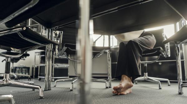 desculti la birou companiile adopta politica fara incaltaminte la munca iar un site ofera sfaturi practice pentru angajati