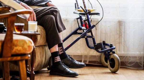 Două românce din Italia sunt acuzate că au vrut să pună mâna pe averea de 800.000 de euro a bărbatului de care aveau grijă