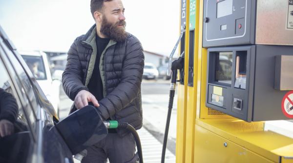 Micii benzinari din Bulgaria au probleme în primele zile ale adoptării monedei euro