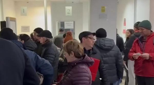 Scandal şi cozi mari la taxe şi impozite în prima zi lucrătoare din Noul An. "Merge rău cu cardul, pentru că mulţi nu avem" 