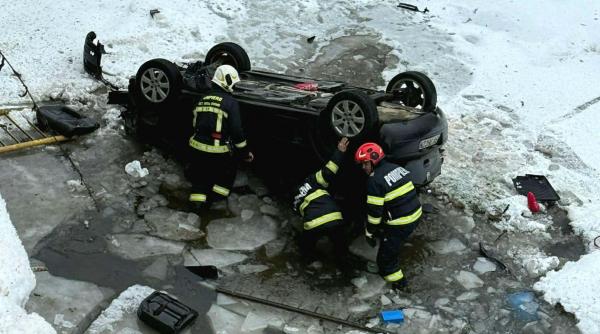 Accident la Vatra Dornei. O maşină în care erau 5 copii şi mama lor a căzut în apele îngheţate ale râului Bistriţa