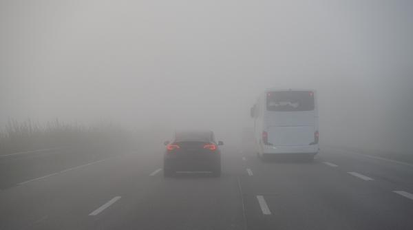 Avertizare imediată de la ANM: Au fost emise coduri galbene de ceață valabile în 10 județe, dar şi în Capitală. Zonele vizate