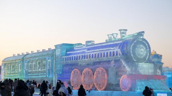 ceva ciudat si frumos se intampla in cel mai mare oras de gheata din lume oameni de pretutindeni merg sa vada spectacolul