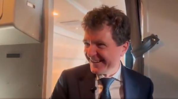 nicusor dan spune ce a primit de la mos craciun manusi si sosete de revelion am stat pana la 3 mi a perturbat somnul pana azi