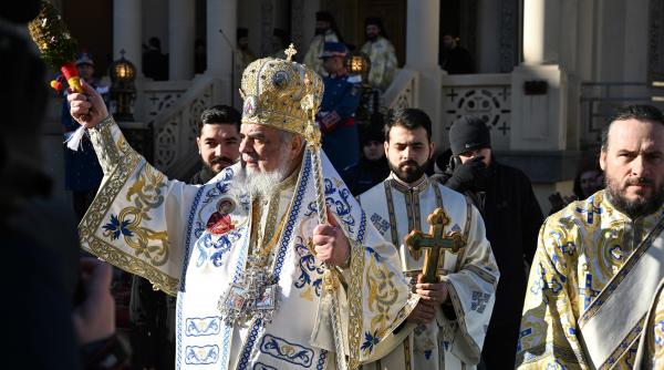 patriarhul daniel va savarsi sfintirea mare a apei la catedrala patriarhala vor fi distribuiti 10 000 de litri de agheasma mare