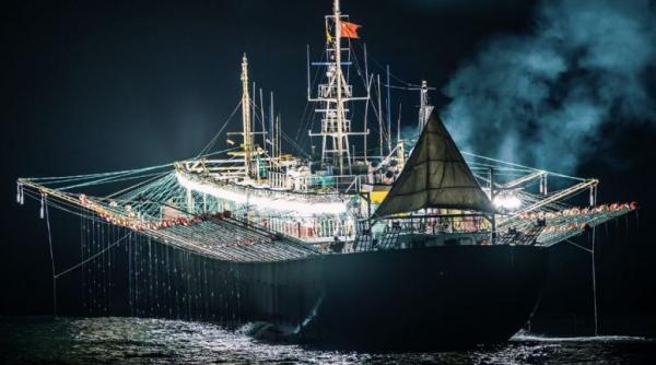 pescuit nebun o flota a chinei care se vede din spatiu jefuieste marea libera de ce traverseaza navele oceanele pana la mila 201