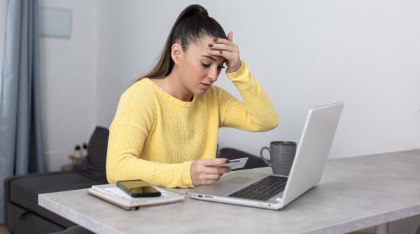 Primești colete pe care nu le-ai comandat? Ce este „brushing”, escrocheria online care ia amploare și vă poate lăsa fără bani