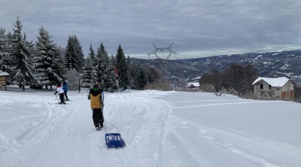 Risc crescut de avalanşă în Masivul Vâlcan. Turiştii sunt avertizaţi să nu părăsească zona schiabilă