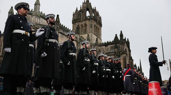 un fals amiral care a participat la ziua eroilor a fost amendat de judecatori si a cumparat medaliile de pe internet