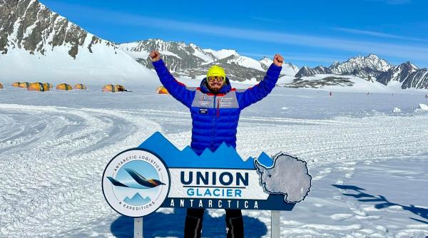 Alpinistul român Adrian Ahriţculesei a cucerit cel mai înalt vârf din Antarctica