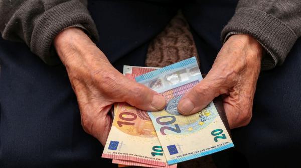 Bulgarii au stat la cozi uriașe pentru primele pensii în euro: “Problema nu e moneda, ci suma primită”