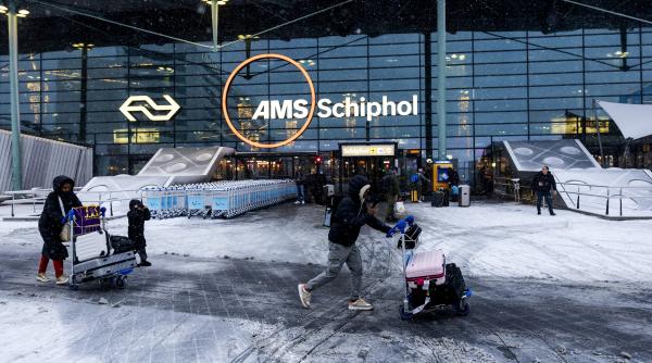 Cel puţin 800 de zboruri anulate din cauza zăpezii, în Olanda. 1.000 de oameni blocaţi în aeroportul Schiphol din Amsterdam