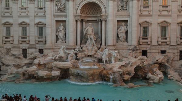 Fântâna Trevi nu mai e gratis pentru toți. Roma introduce taxă de acces, cât vor trebui turiștii să plătească de azi