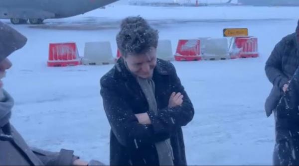 nicusor dan e blocat in paris avionul spartan nu poate decola pista nu poate fi curatata de zapada